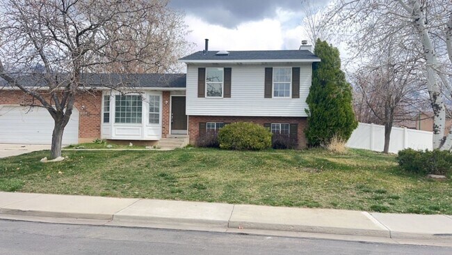 Building Photo - Great location Quaint Orem Home w 2 car garage!
