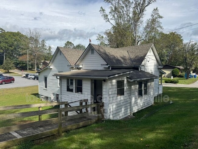 Photo - 121 Oakdale St