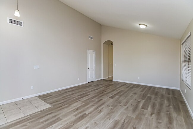 Photo - 477 E Devon Dr
