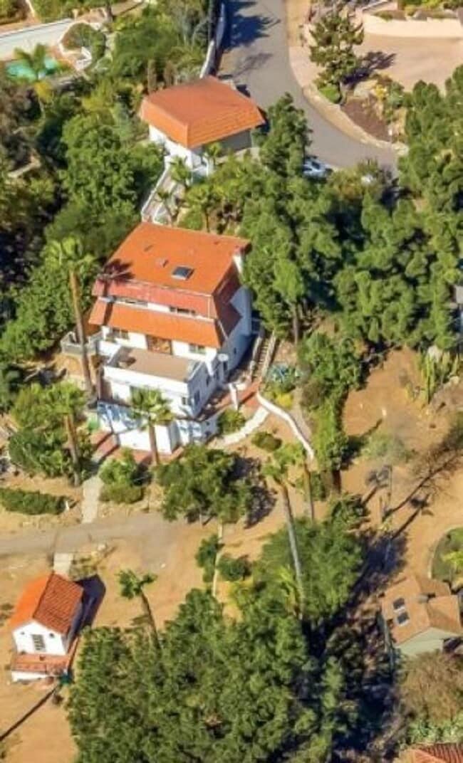 Photo - 1.5 Bedrooms - 1.5 Bathrooms Split Level House - Mt. Helix Artist’s Colony Executive Rental