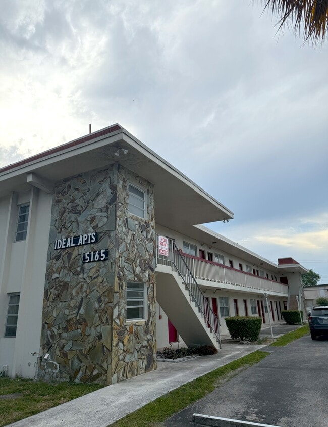 Building Photo - 5165 W Flagler St Rental