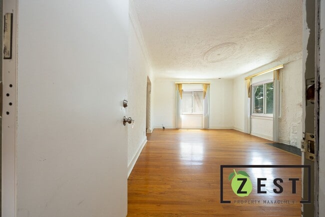 Photo - 17352 Roselawn St Unit B - Upper