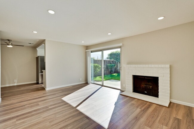 Photo - Newly Remodeled 3BR, 2BA, 1,117sf Duplex w...