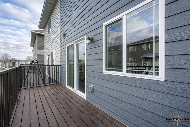 Photo - SPACIOUS AND MODERN TOWNHOME