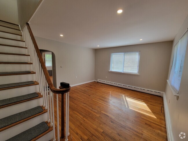 Building Photo - 13 Mercer St Rental