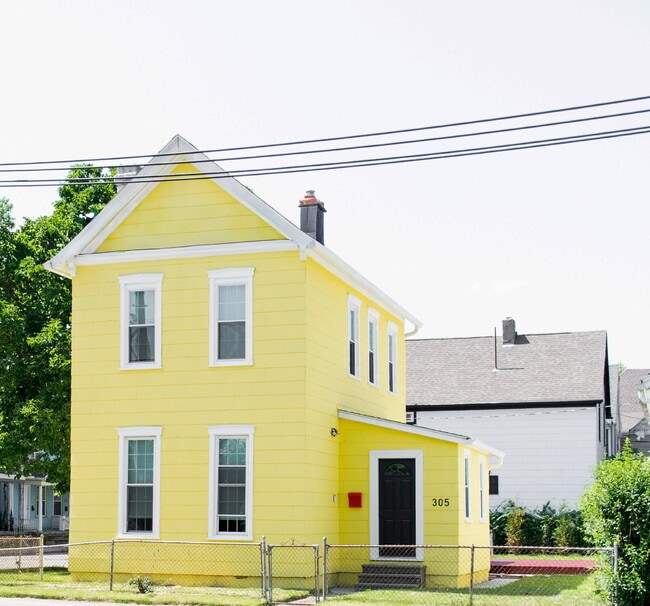 Building Photo - Student Housing Near the University of Dayton – Rent is $750 per bedroom (3 students), total leas...