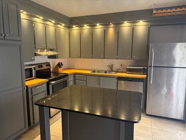 Building Photo - 1106 11th Ct Rental