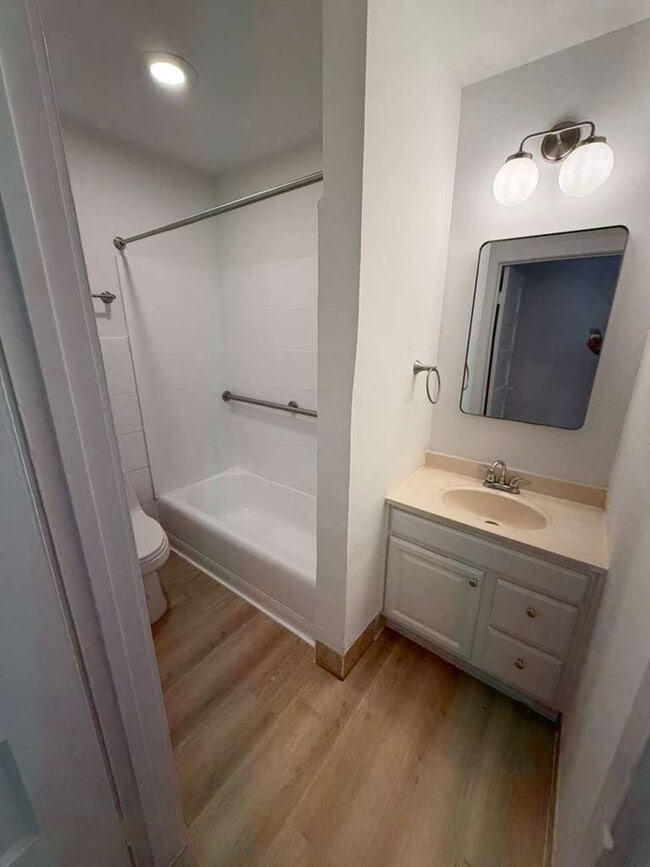 Bathroom - 1109 Walton St Unit B