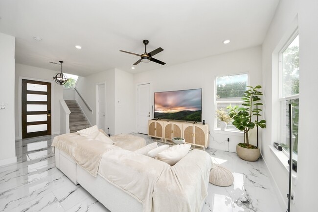 Photo - 6549 Sealey St