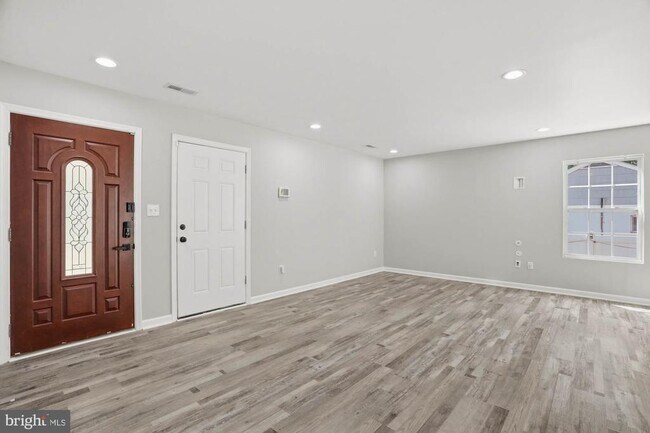Photo - 283 Shorewood Dr