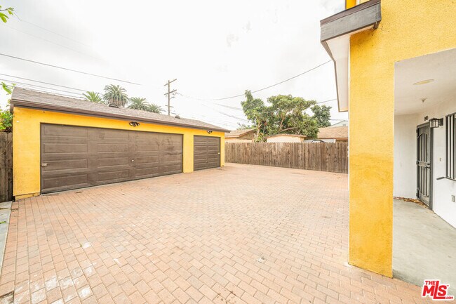 838 E 80th St Unit 838