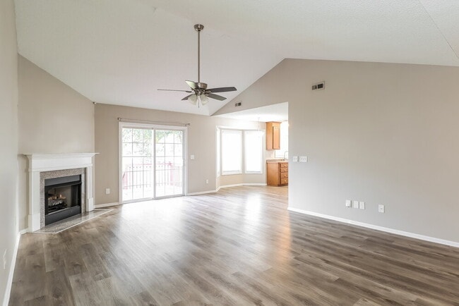 Photo - 1004 Ayrshire Ln