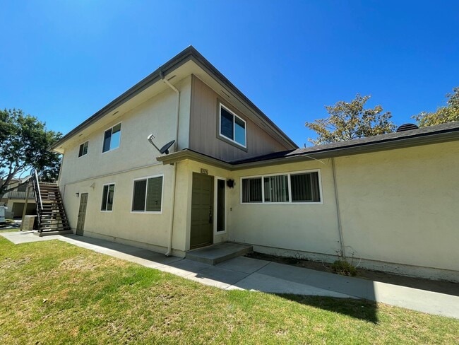 Building Photo - Remodeled 2+1 Townhome in Villa Ventura
