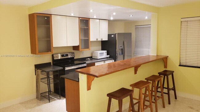 Building Photo - 1100 NE 1st Ct Unit 315