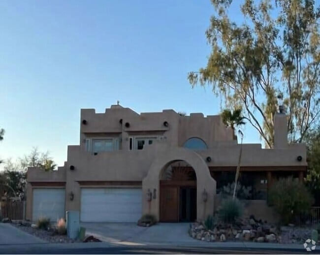 Building Photo - Santa Fe Vistas House!