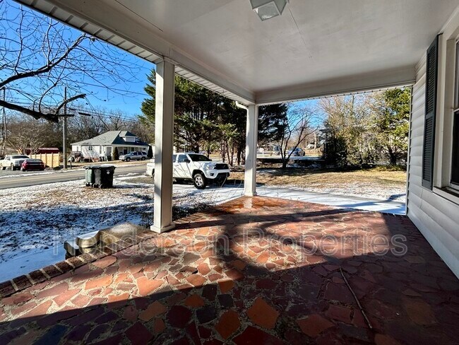 Photo - 935 Old Charlotte Rd SW