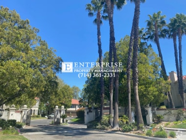 Building Photo - Spacious Townhome in Crown Villas Communit...