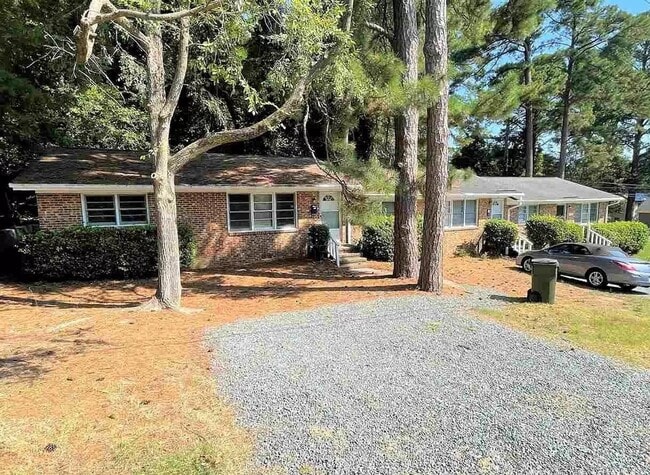 Building Photo - 2 Bed 1 Bath walking distance to downtown Chapel Hill and UNC Unit 106