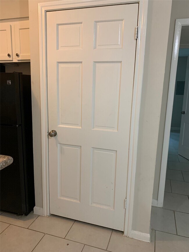 Building Photo - 6519 Sloan St Unit 2