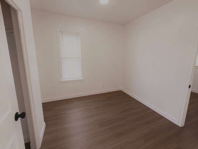 Photo - 404 S Van Buren St Unit Apt 3