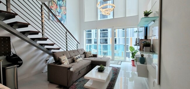 Building Photo - 41 SE 5th St Unit Apt 812