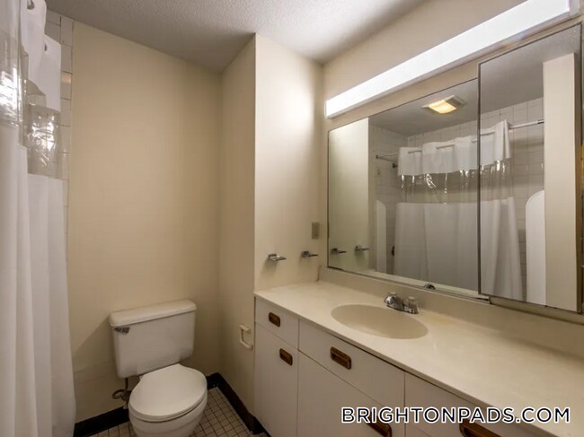 Photo - 144 N Beacon St Unidad A2