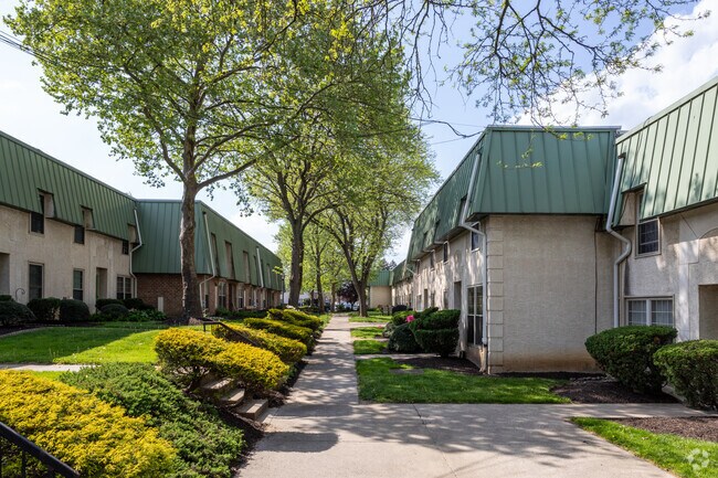 Photo - Huntingdon Hills Condominiums