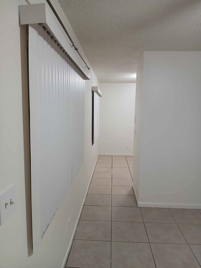 Pasillo a la cocina - 9021 W Highland Pines Dr Apartamentos