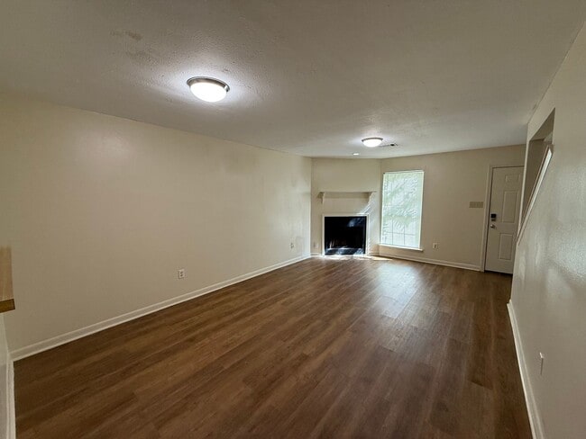 Building Photo - 2BD 1.5BA TOWNHOUSE WITH WATER INCLUDED