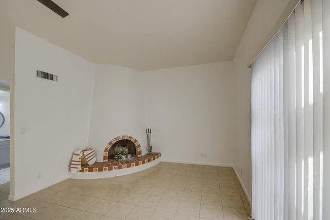 wood burning firepl. - 712 S Lebanon Ln Unit UniversityShadows