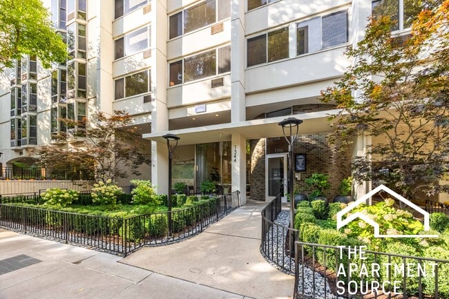 Building Photo - 1344 N Dearborn St Unit 16D