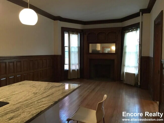 Photo - 849 Beacon St Unidad 2