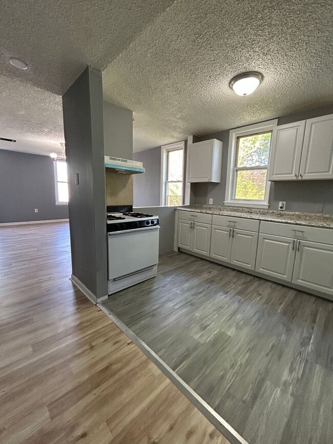 Building Photo - 1458 Kenwood Ave Unit 1458 Kenwood Ave  2