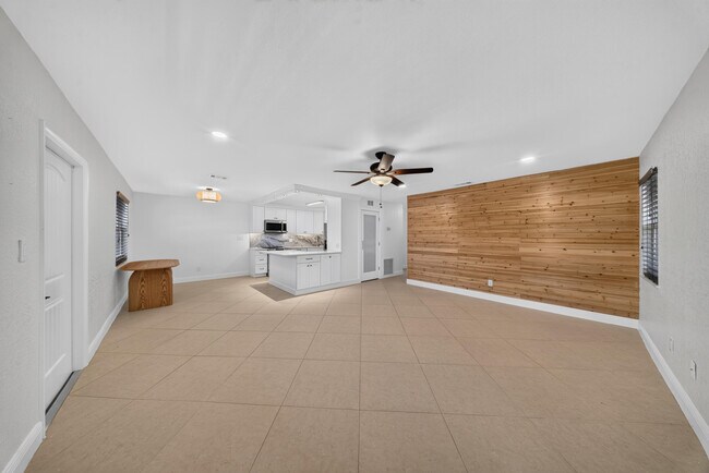 Photo - 2319 Tamarind Dr