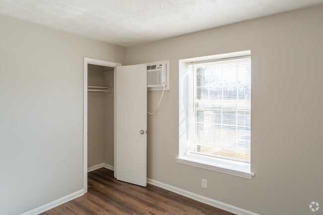 3BR, 1.5BA - 950 SF
