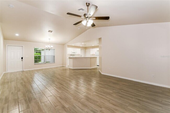 Photo - 1057 Lilac St E