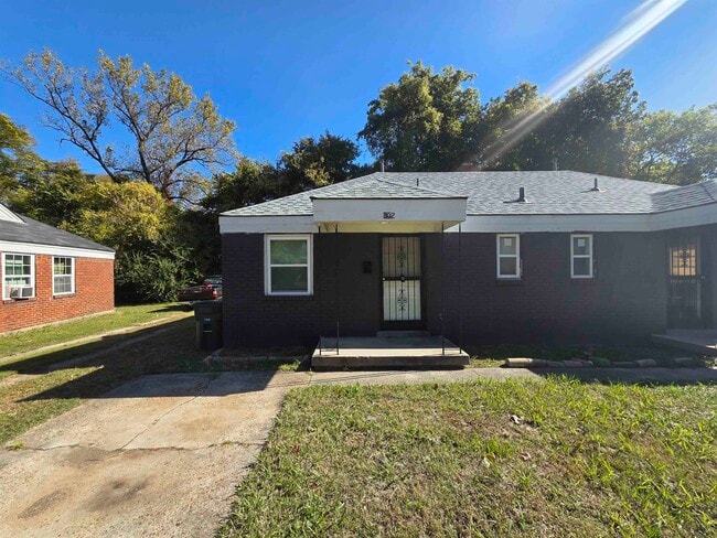 Building Photo - 802 N Dunlap St