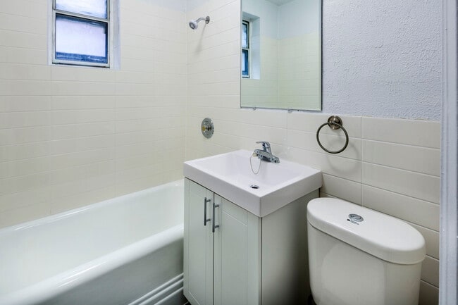 Photo - 119 Eglinton Ave W