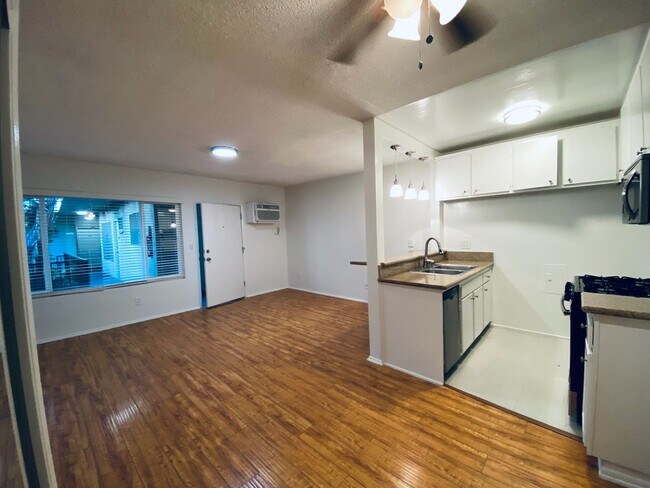 Photo - 14220 Burbank Blvd