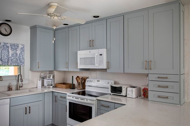 Photo - 1 Bedroom 1 Bathroom Furnished Second Floor Direct Ocean View Condo Lease dates: 5/1/2026 - 12/31...