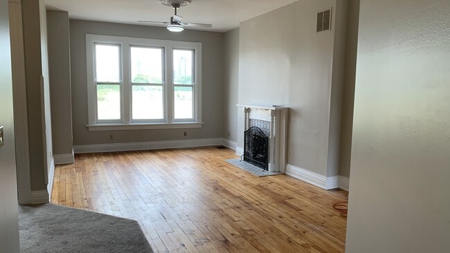 Building Photo - 221 W 4th St Unit 2