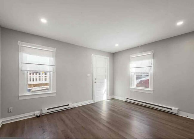 Photo - 223 Baker St