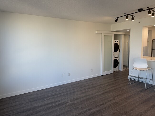 Photo - 811 Helmcken St