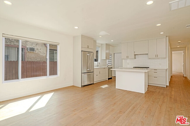 Photo - 5430 Monroe St