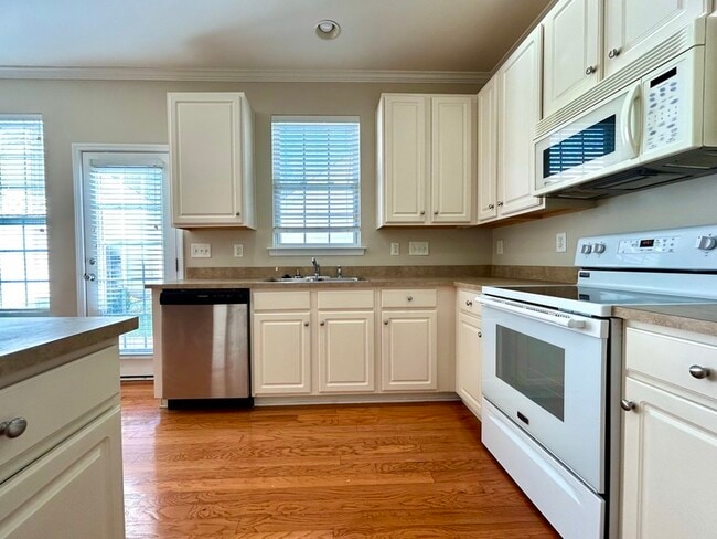 Photo - 1121 Drummond Ln