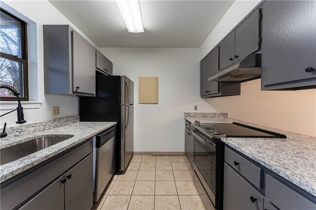 Photo - 250 N Madison St Unidad c