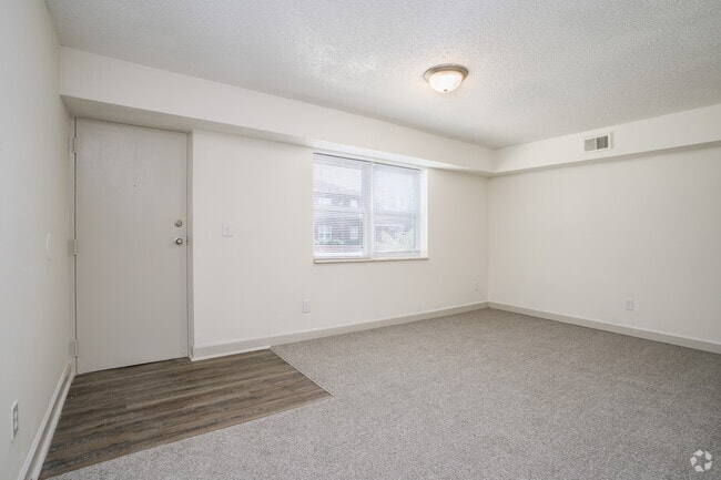 3BR, 1BA - 1,003SF - Living Room - SkyView