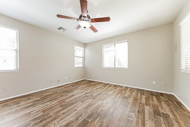 Photo - 129 E Catclaw St