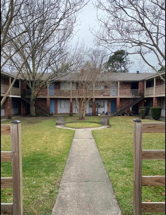 Front court yard - 2750 Alaska St Apartamentos Unidad 2