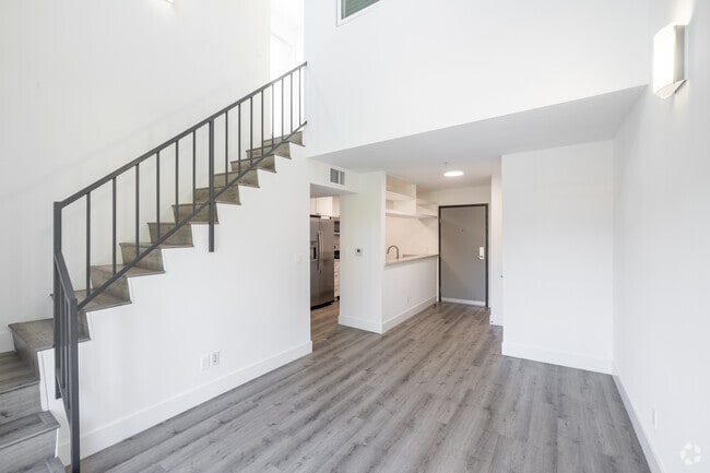 2BR, 2BA - 950SF - Living Room - Fair Park Apartments